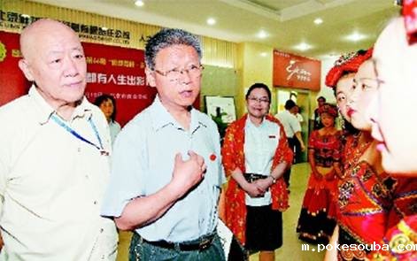 “吃得习惯吗?”、“住得习惯吗?”……全国政协委员张廷皓(左)、范小建(左二)亲切询问参加演出的保山学生,孩子们一一作答。左三为北京商业学校党委书记史晓鹤。